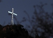 56  La croce del Castello illuminata